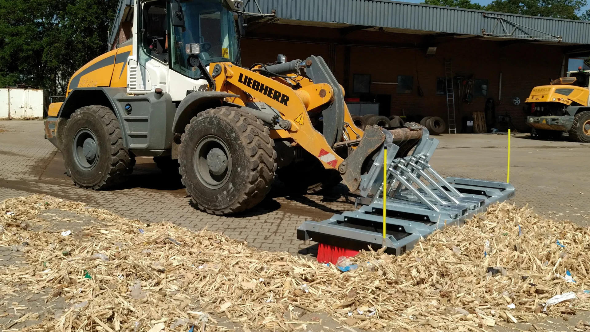 cleansweep-kehrbesen-recycling-holzlagerplatz-rinde