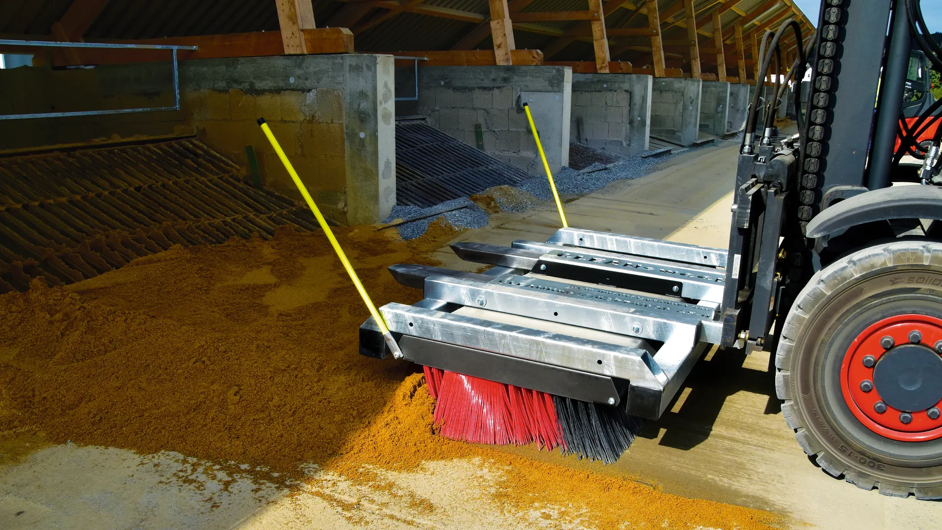 cleansweep-kehrbesen-bau-kehrgut-sand-haufen