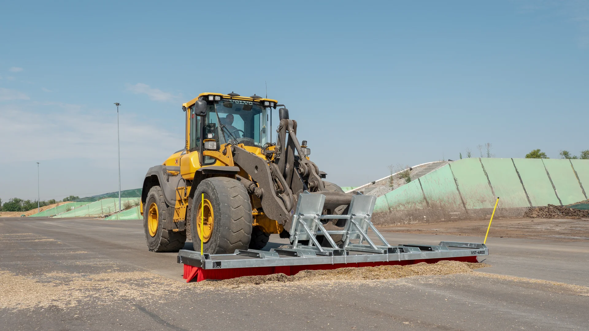 cleansweep-radlader-große-kehrbreite-große-fläche-silage-kehren