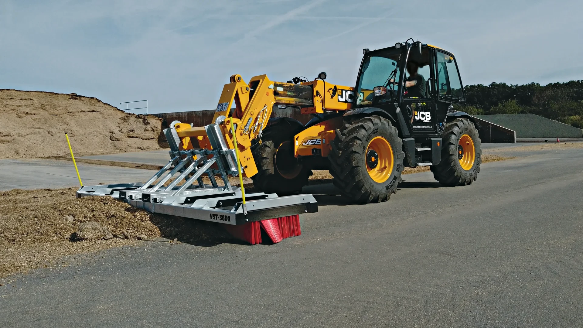 CLEANsweep V-Concept® kehrt Silage mit Teleskoplader – Fahrsilo/Biogasanlage