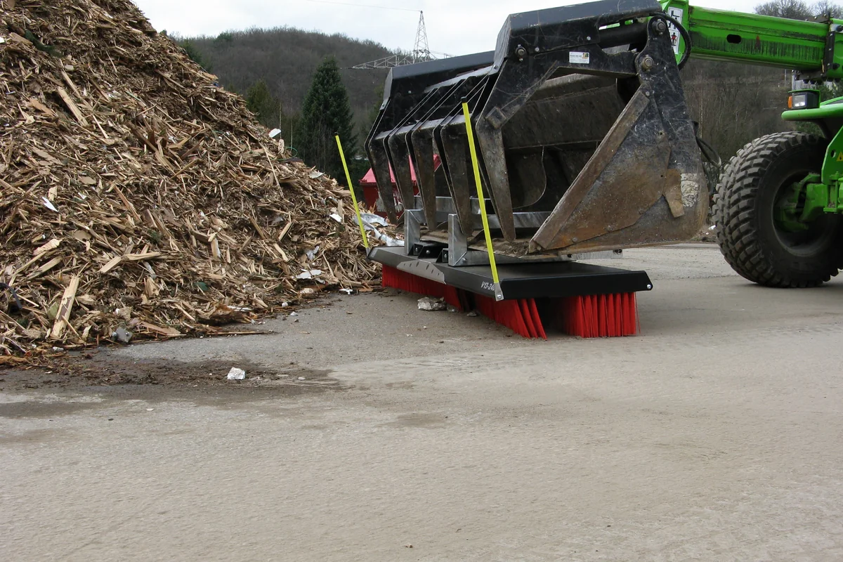 cleansweep-kehrbesen-holz-kehrgut-spaene-rinde-haufen