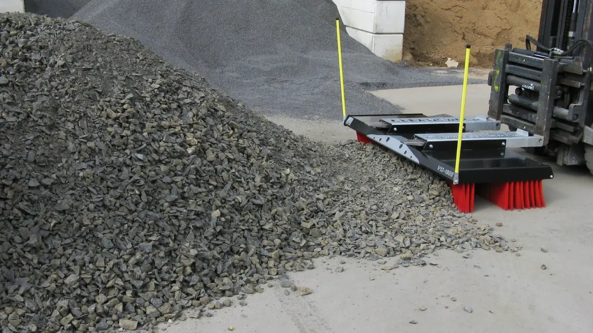 CLEANsweep V-Concept® kehrt Schotter/Splitt mit Gabelstapler – Betonwerk/Kieswerk Lagerplatz