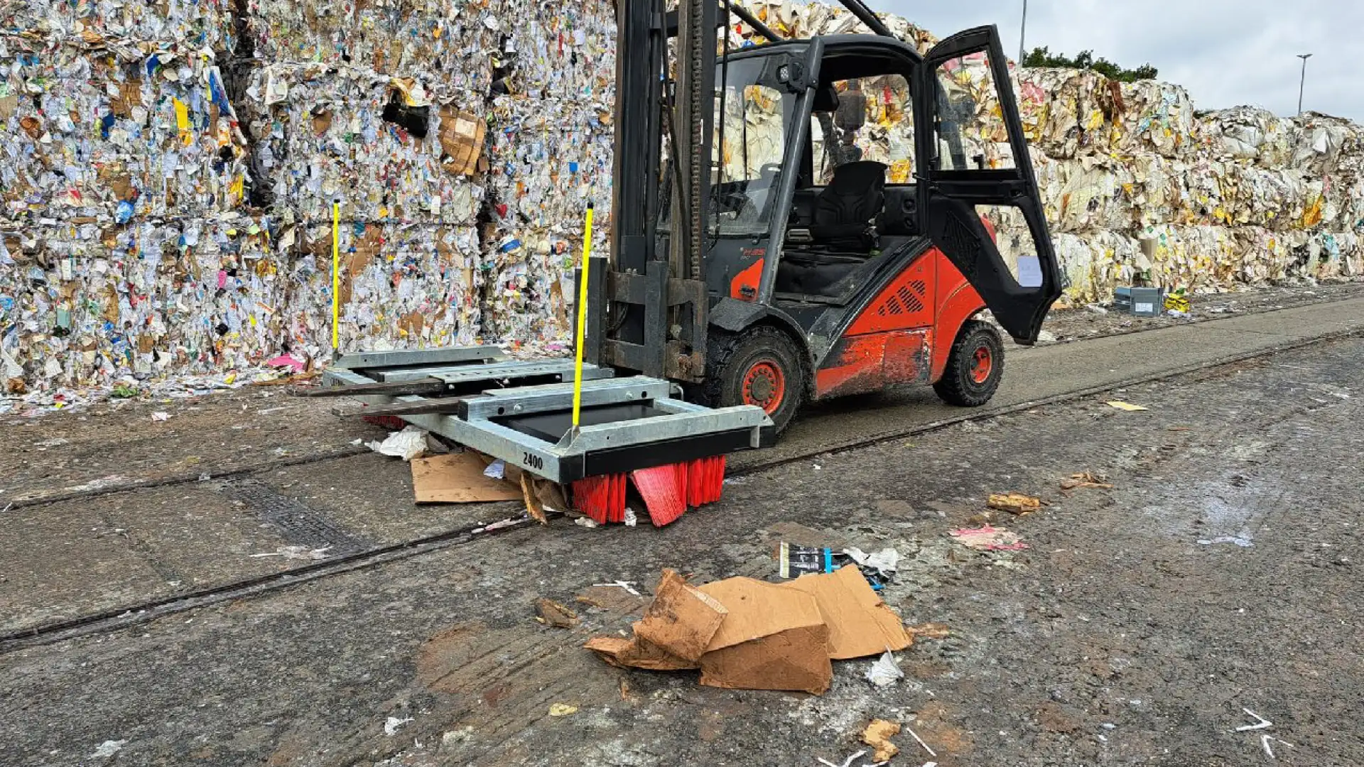 v13-kehrt-pappe-und-papierreste-stapler-im-recyclinghof