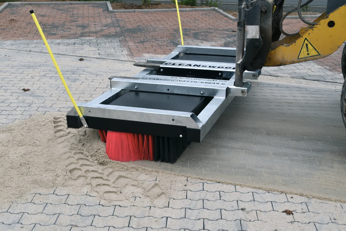 CLEANsweep – Gehwegkanten, Pflasterflächen & enge Baustellenbereiche – Sand