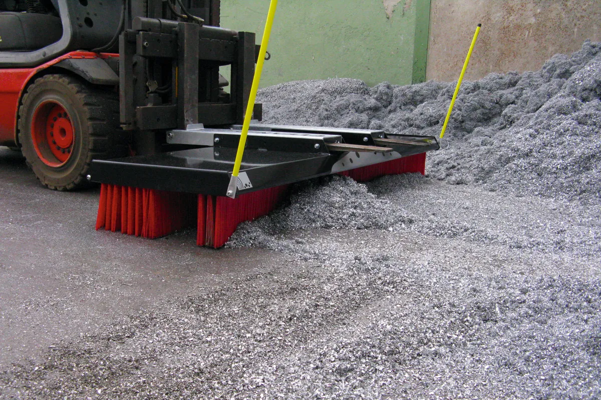 cleansweep-kehrbesen-recycling-kehrgut-naegel-metall-haufen