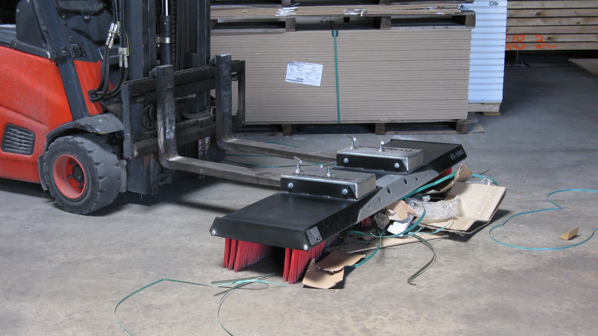 cleansweep-kehrbesen-logistikbereich-kehrt-folie-verpackungsmaterial-stapler