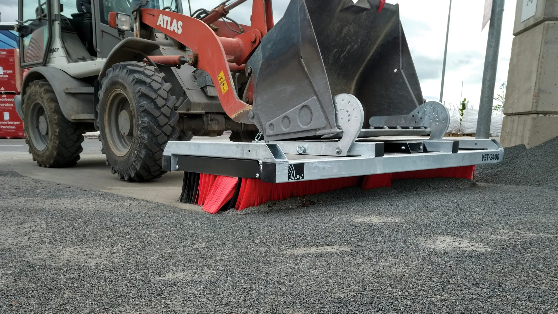 cleansweep-kehrbesen-logistik-baustoffhandel-verladezone