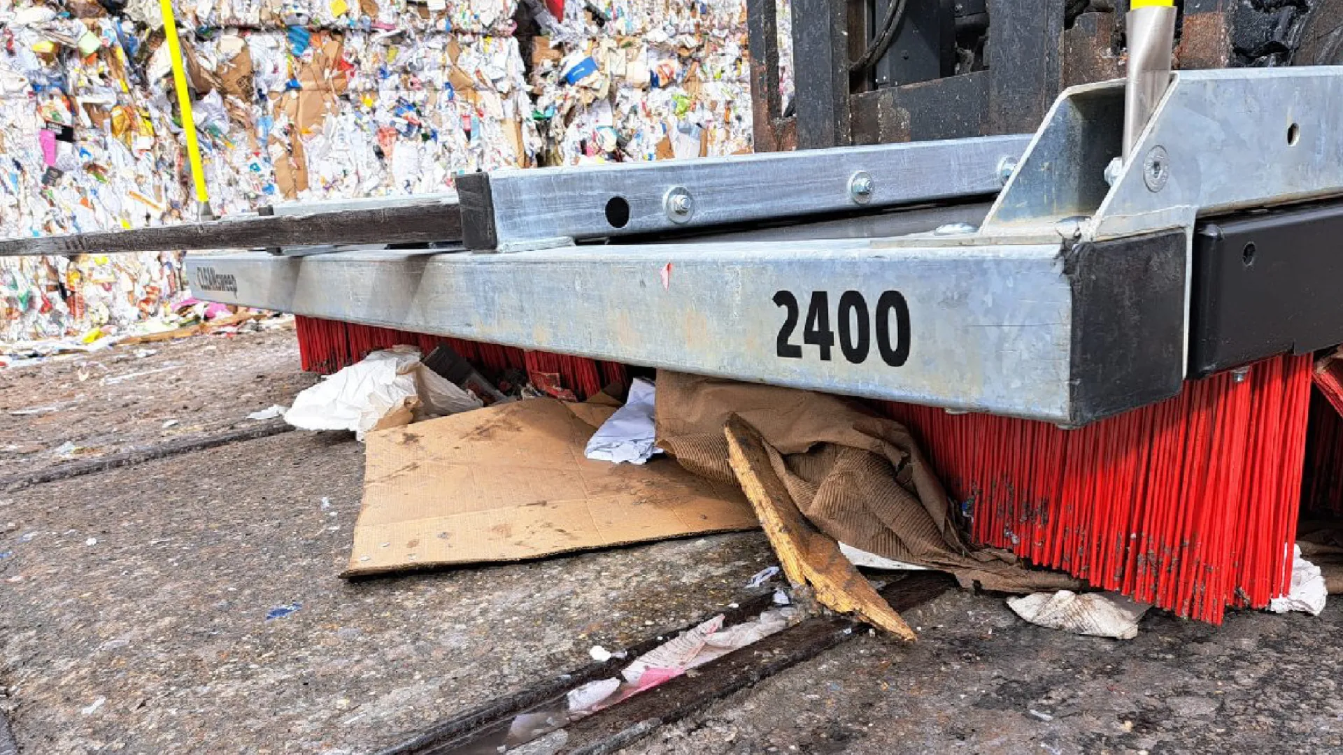v13-2400-im-recyclinghof-kehrt-erde-und-papier-nahaufnahme-kehrgut-gesammelt