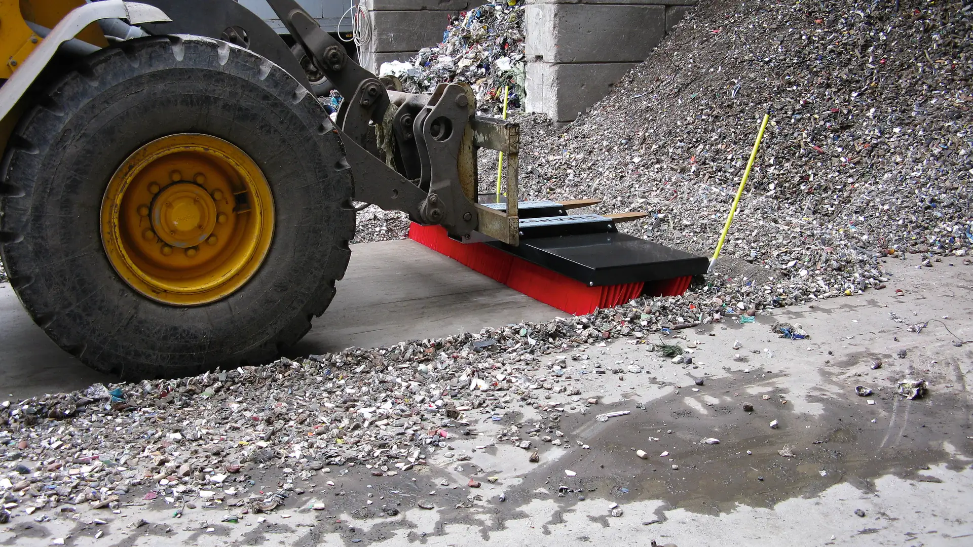 cleansweep-kehrbesen-recycling-schrottplatz-metall