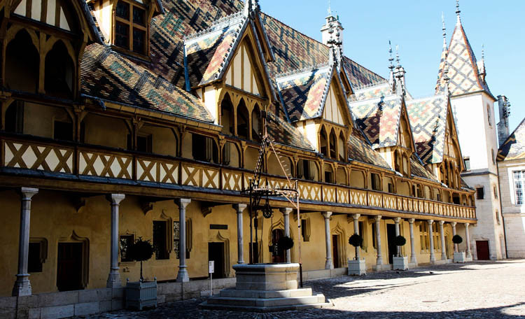 hospices de beaune, visiter bourgogne, monument francais, endroit a visiter en france, que visiter en france, patrimoine mondial de l unesco, lieux insolites france, monument prefere des francais, atlas des patrimoines