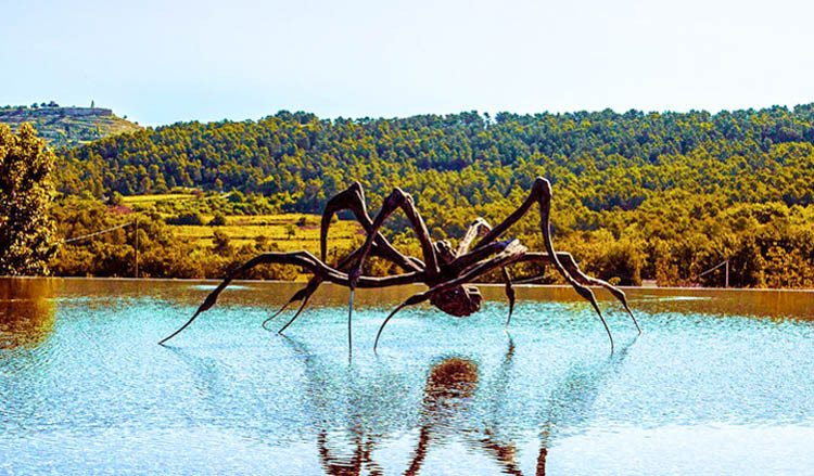 sculpture louise bourgeois, chateau la coste, monument francais, endroit a visiter en france, que visiter en france, patrimoine mondial de l unesco, lieux insolites france, monument prefere des francais, atlas des patrimoines