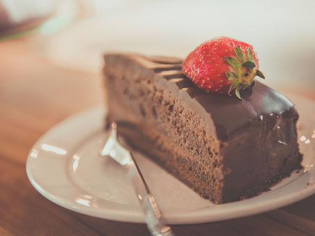 Bûche de Noël aux deux chocolats et au velours de fruit de la passion