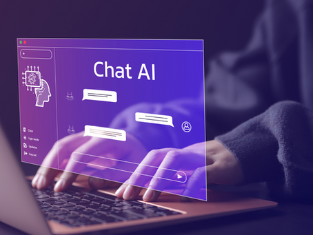 Persoon typt op laptop met beeld van Chat AI