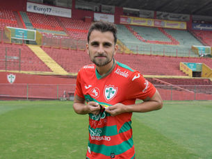 Elvis é o novo reforço do meio campo rubro-verde