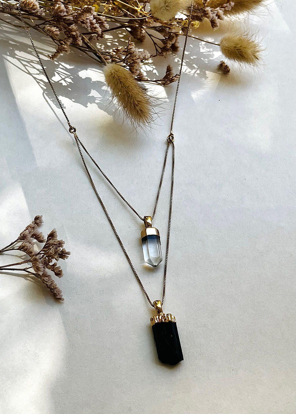 שרשרת בציפוי זהב עם אבן קריסטל קוורץ ואבן טורמלין שחור