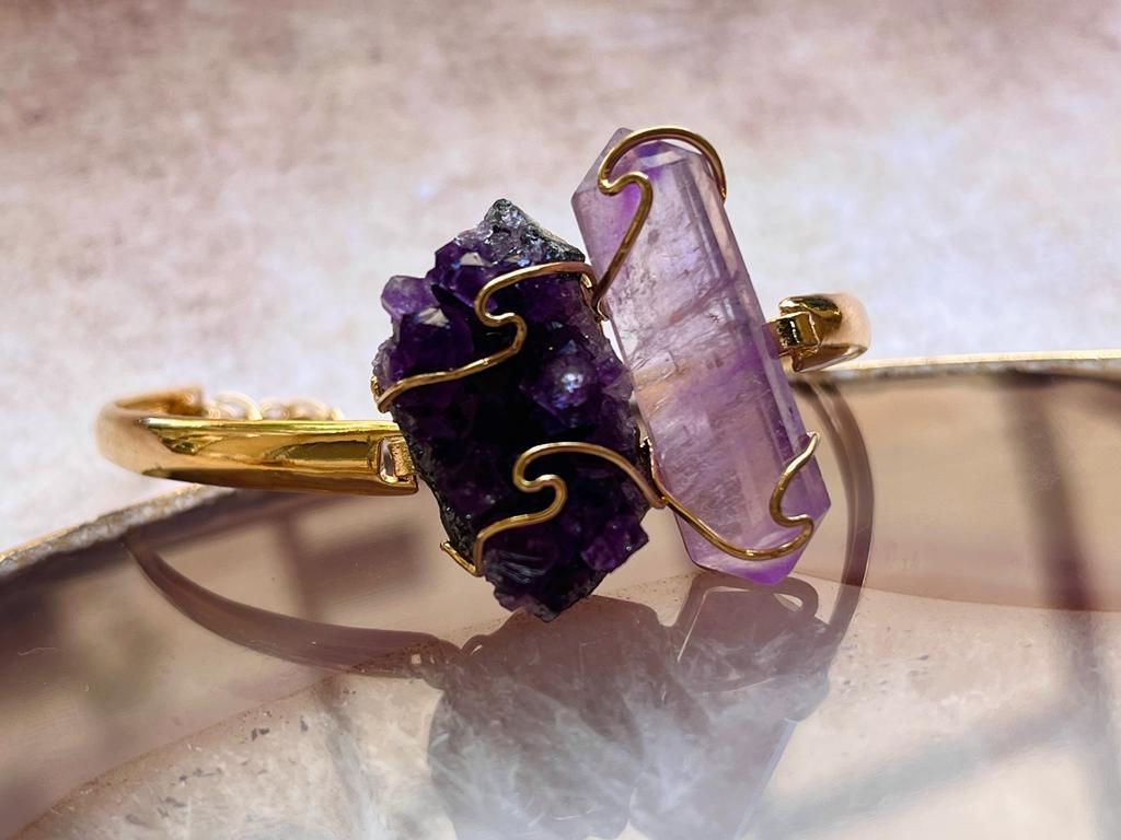 צמיד בציפוי זהב עם אבן אמטיסט