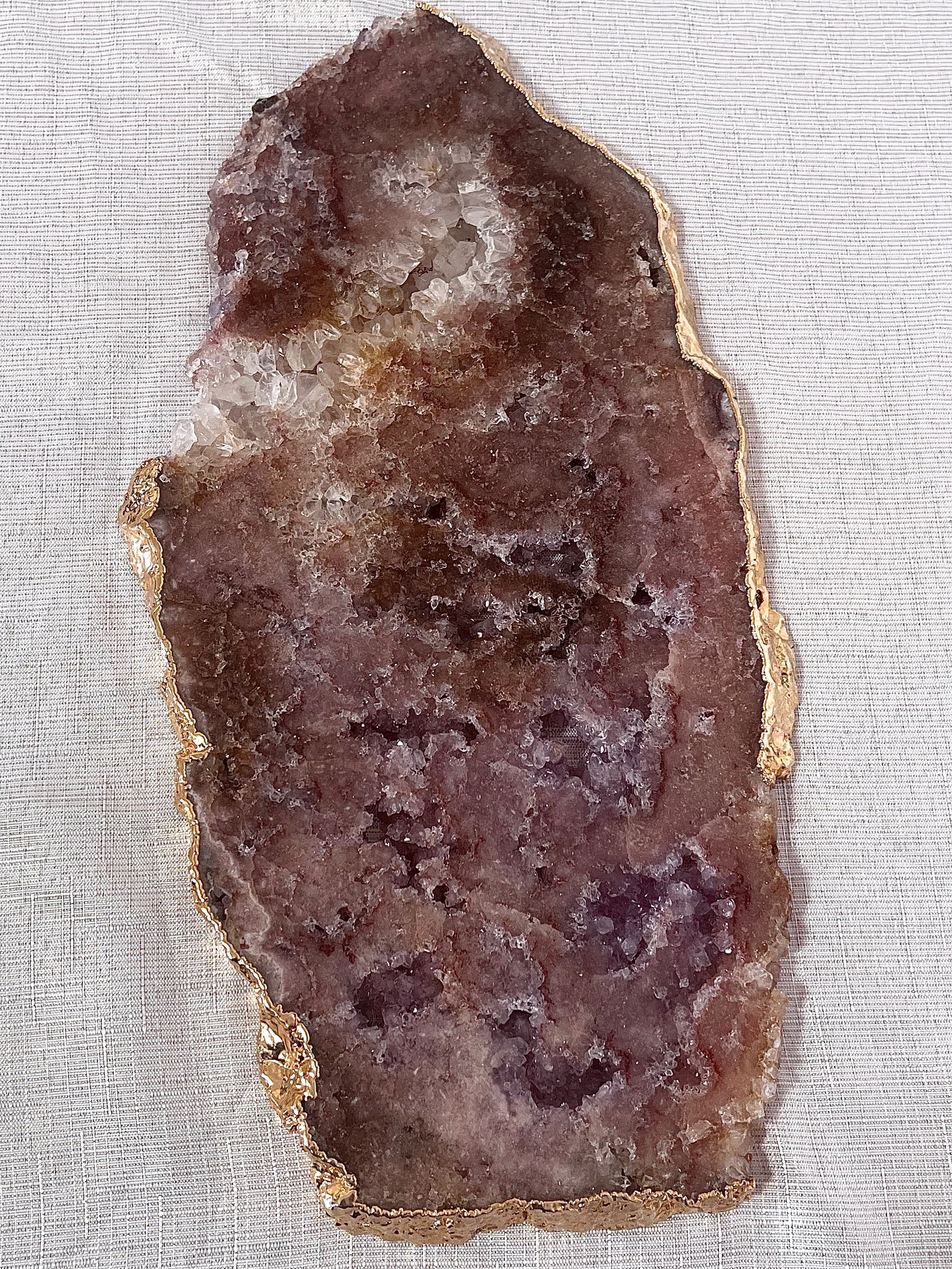 מגש של אבן אמטיסט ורוד עם ציפוי זהב