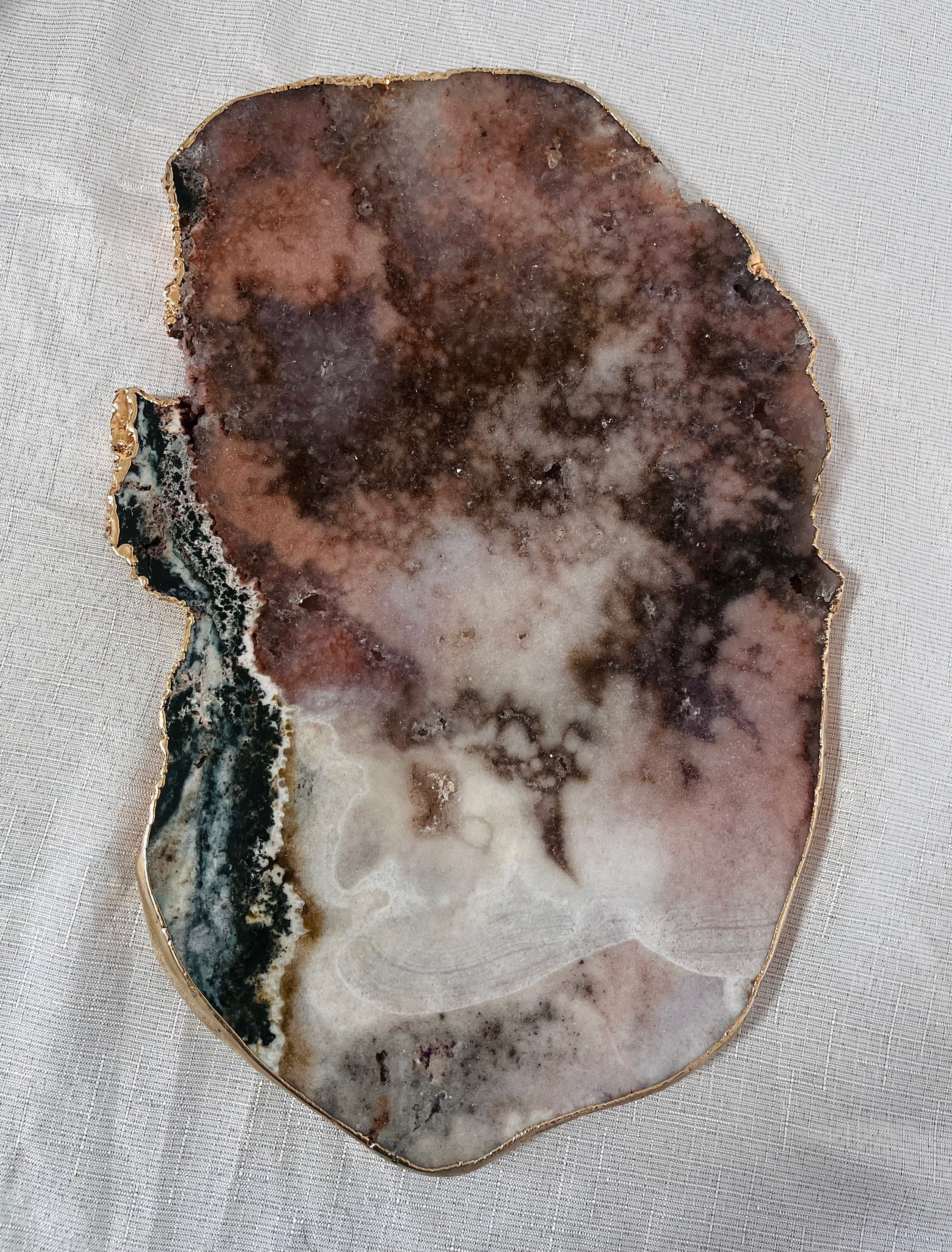 מגש של אבן אמטיסט ורוד וישפה עם ציפוי זהב