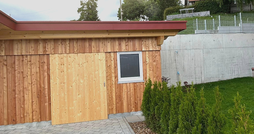 Moderne Carportanlage aus Holz mit gepflasterter Einfahrt