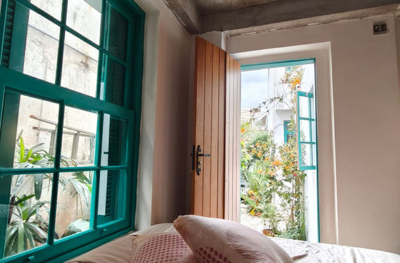 Acorde com vista para o verde. / Wake up to a view of the garden.