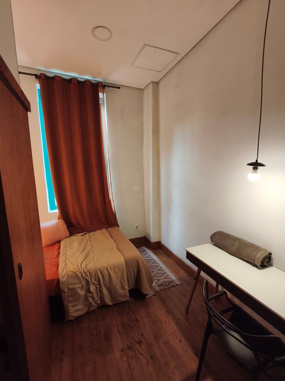 Quarto privativo de solteiro com mesa de trabalho no Hobi Hostel Boutique, casarão histórico na Bela Vista, São Paulo