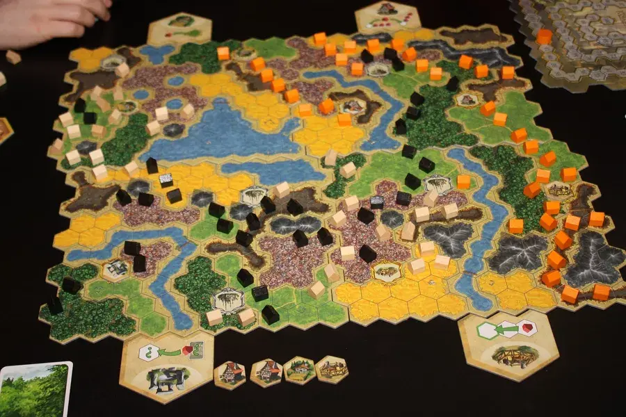 Wesoło rozrastające się klocuszki na mapie zwiastują lekką i przyjemną rozgrywkę, zdjęcie Eric Kouris z BGG