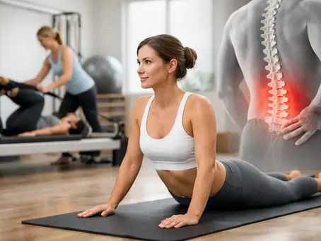 Mulher fazendo Pilates e ao fundo imagem da coluna vertebral com destaque na região lombar