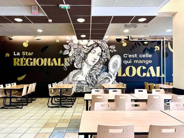 STUDIO VÉBÉ • Direction artistique de fresques d'art murale street art contemporaine pour le restaurant de la Cité Scolaire Charlemagne de Thionville
Assistance à Maitrise d'ouvrage par une mise en peinture de l'espace et décoration murale en adhésif XXL et plaques de métal monumentales.