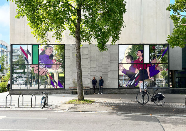 ENSGSI • Fresque street art pour l'École d'Ingénieur de Nancy en vitrophanie artistique monumentale
Vitrine en fresque vitrophanie signalétique art mural street art sur façade vitrée, illustration main, direction artistique - STUDIO VÉBÉ