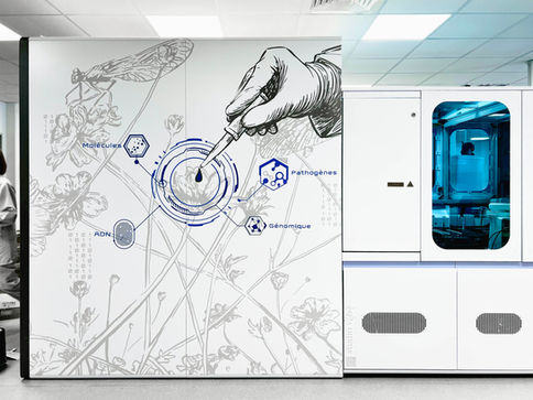 Création sur mesure et unique en adhésif au Centre Hospitalier Régional de Metz Thionville - Décorations de fresque d'art mural sur la machine du Laboratoire par le Studio Vébé. Un univers street art pour le médico-social.