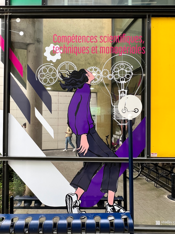 ENSGSI • Fresque street art pour l'École d'Ingénieur de Nancy en vitrophanie artistique monumentale
Vitrine en fresque vitrophanie signalétique art mural street art sur façade vitrée, enseigne, illustration main, direction artistique - STUDIO VÉBÉ