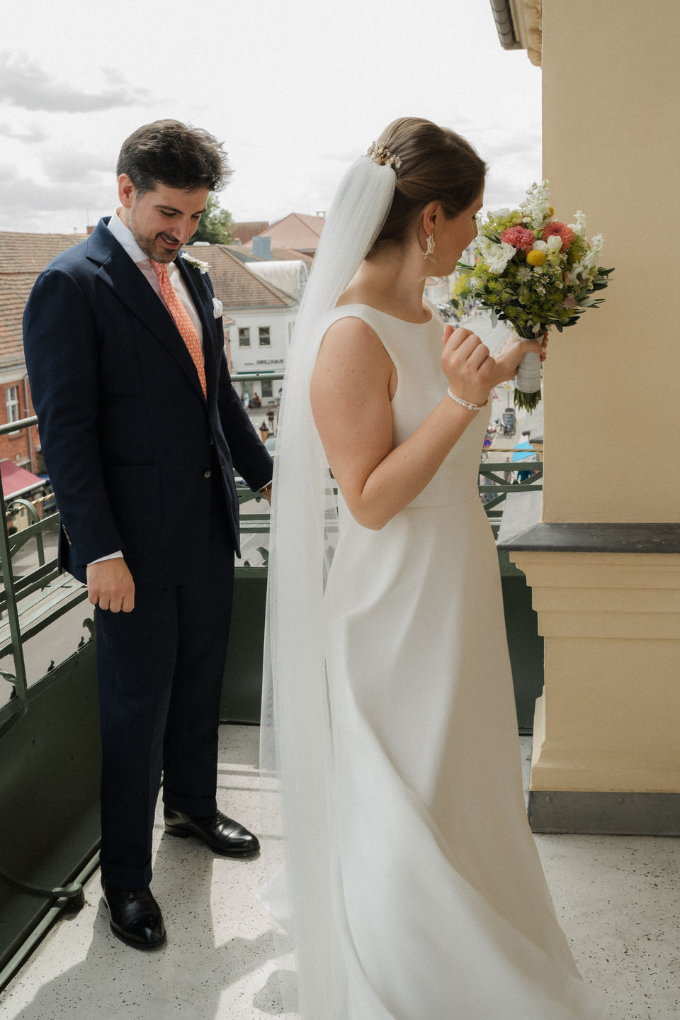 zeitlose hochzeitsfotografie berlin, kirchliche trauung, echte Hochzeitsreportage berlin, Hochzeitsfotografin berlin, echte hochzeitsfotos berlin, coole Hochzeitsreportage berlin, getting ready berlin, modernę hochzeitsfotografie berlin, authentische hochzeitsreportage berlin, gästehaus blumenfisch am wannsee, 