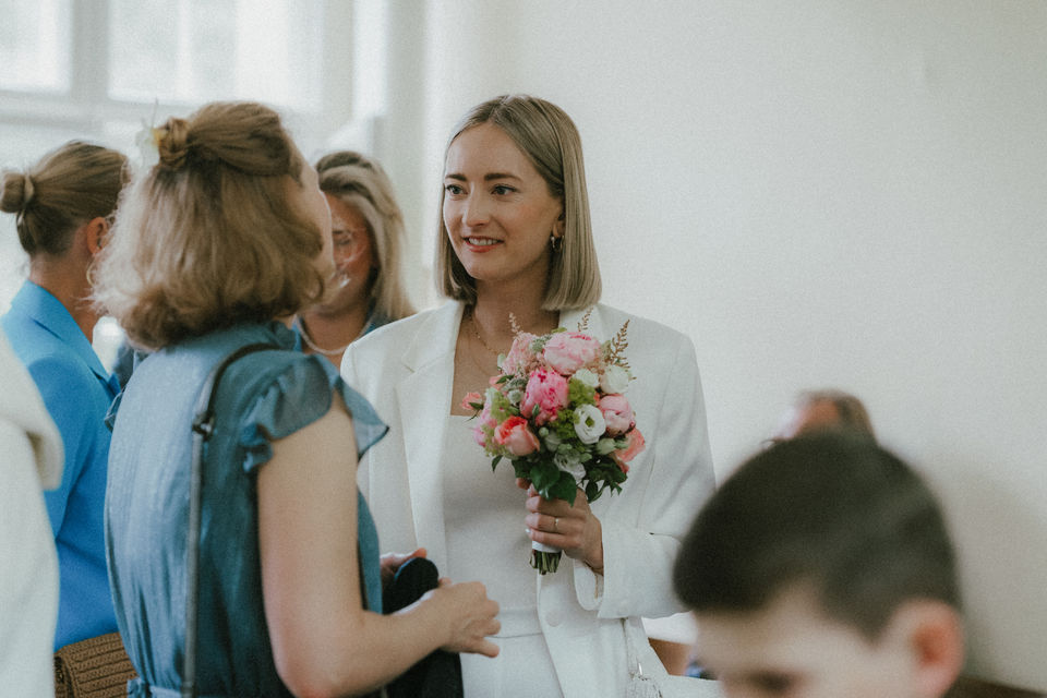 standesamtliche Trauung, intime hochzeit, tiny Wedding, moderne hochzeitsreportage, zeitlose und moderne hochzeitsfotografie, Hochzeitsfotografin berlin, Hochzeitsfotografin Dresden, Hochzeitsfotografin Deutschland, echte hochzeitsfotos, stylische hochzeitsfotos, moderne hochzeitsfotos, freie Trauung, heiraten zu zweit, elopement , moderne schwarz weiß hochzeitsfotos, echte hochzeitsfotos, authentische hochzeitsreportage ,heiraten im berliner dom, elegante hochzeit, elegante hochzeitsfotos, 