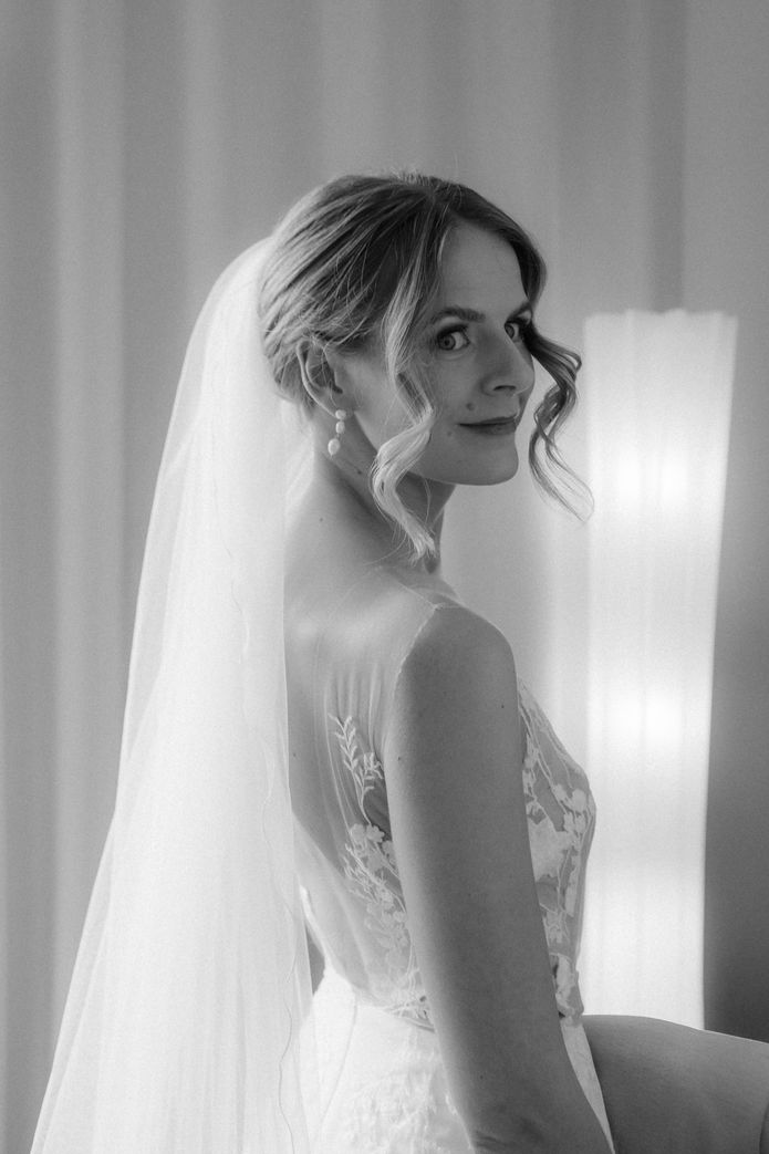 zeitlose hochzeitsfotografie berlin, freie Trauung, echte Hochzeitsreportage berlin, Hochzeitsfotografin berlin, echte hochzeitsfotos berlin, coole Hochzeitsreportage berlin, getting ready berlin, modernę hochzeitsfotografie berlin, authentische hochzeitsreportage berlin, gästehaus blumenfisch am wannsee