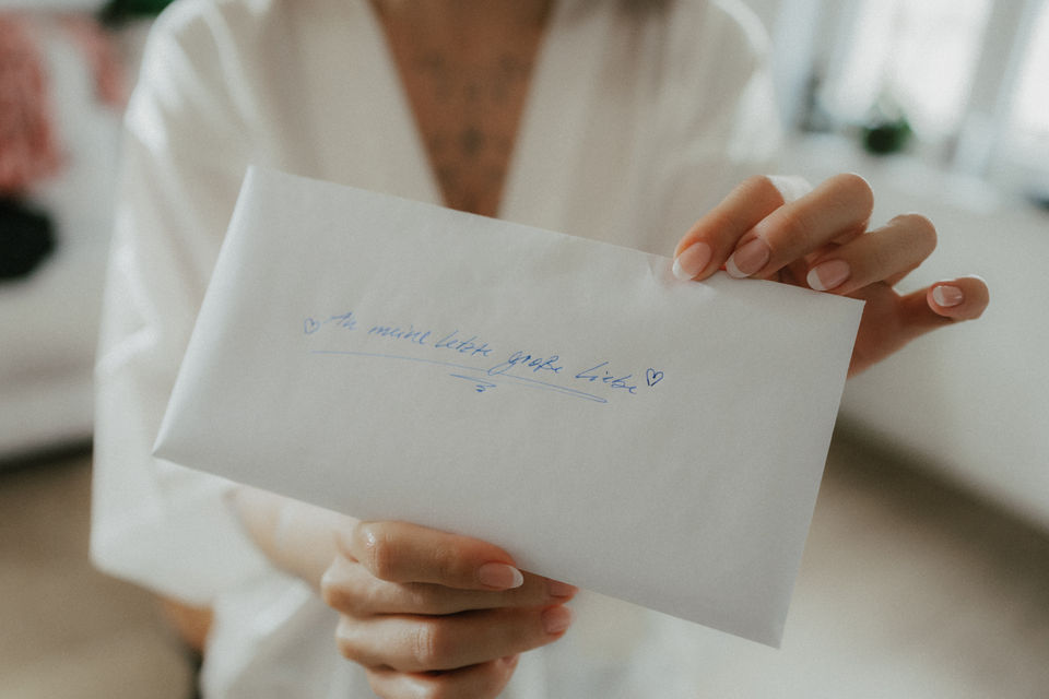 standesamtliche Trauung, intime hochzeit, tiny Wedding, moderne hochzeitsreportage, zeitlose und moderne hochzeitsfotografie, Hochzeitsfotografin berlin, Hochzeitsfotografin Dresden, Hochzeitsfotografin Deutschland, echte hochzeitsfotos, stylische hochzeitsfotos, moderne hochzeitsfotos, freie Trauung, heiraten zu zweit, elopement , moderne schwarz weiß hochzeitsfotos, echte hochzeitsfotos, authentische hochzeitsreportage ,heiraten im berliner dom, elegante hochzeit, elegante hochzeitsfotos, getting ready, hafenküche berlin
