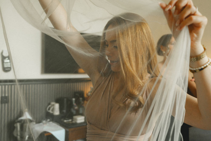 zeitlose hochzeitsfotografie berlin, freie Trauung, echte Hochzeitsreportage berlin, Hochzeitsfotografin berlin, echte hochzeitsfotos berlin, coole Hochzeitsreportage berlin, getting ready berlin, modernę hochzeitsfotografie berlin, authentische hochzeitsreportage berlin, gästehaus blumenfisch am wannsee