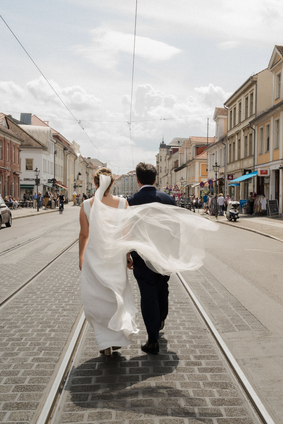 zeitlose hochzeitsfotografie berlin, kirchliche trauung, echte Hochzeitsreportage berlin, Hochzeitsfotografin berlin, echte hochzeitsfotos berlin, coole Hochzeitsreportage berlin, getting ready berlin, modernę hochzeitsfotografie berlin, authentische hochzeitsreportage berlin, gästehaus blumenfisch am wannsee, 