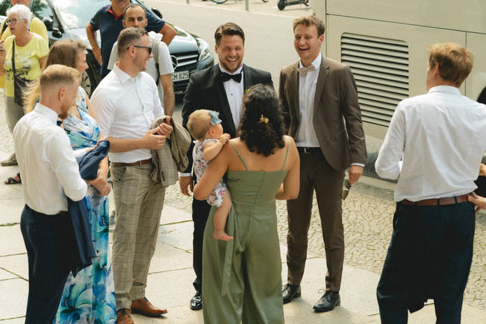 zeitlose hochzeitsfotografie berlin, kirchliche trauungberliner dom, echte Hochzeitsreportage berlin, Hochzeitsfotografin berlin, echte hochzeitsfotos berlin, coole Hochzeitsreportage berlin, getting ready berlin, modernę hochzeitsfotografie berlin, authentische hochzeitsreportage berlin, 