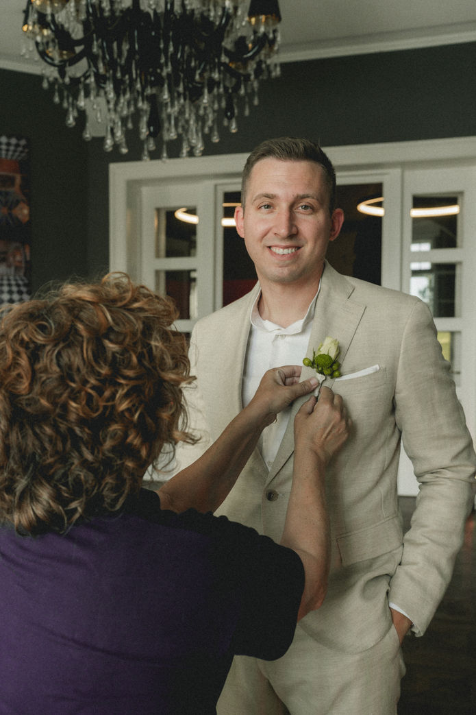 zeitlose hochzeitsfotografie berlin, freie Trauung, echte Hochzeitsreportage berlin, Hochzeitsfotografin berlin, echte hochzeitsfotos berlin, coole Hochzeitsreportage berlin, getting ready berlin, modernę hochzeitsfotografie berlin, authentische hochzeitsreportage berlin, gästehaus blumenfisch am wannsee