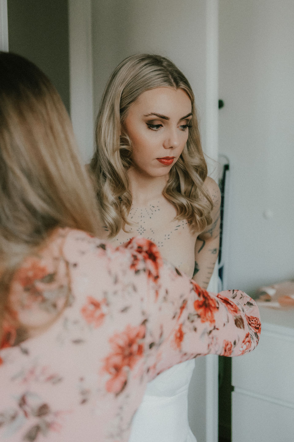standesamtliche Trauung, intime hochzeit, tiny Wedding, moderne hochzeitsreportage, zeitlose und moderne hochzeitsfotografie, Hochzeitsfotografin berlin, Hochzeitsfotografin Dresden, Hochzeitsfotografin Deutschland, echte hochzeitsfotos, stylische hochzeitsfotos, moderne hochzeitsfotos, freie Trauung, heiraten zu zweit, elopement , moderne schwarz weiß hochzeitsfotos, echte hochzeitsfotos, authentische hochzeitsreportage ,heiraten im berliner dom, elegante hochzeit, elegante hochzeitsfotos, getting ready, hafenküche berlin