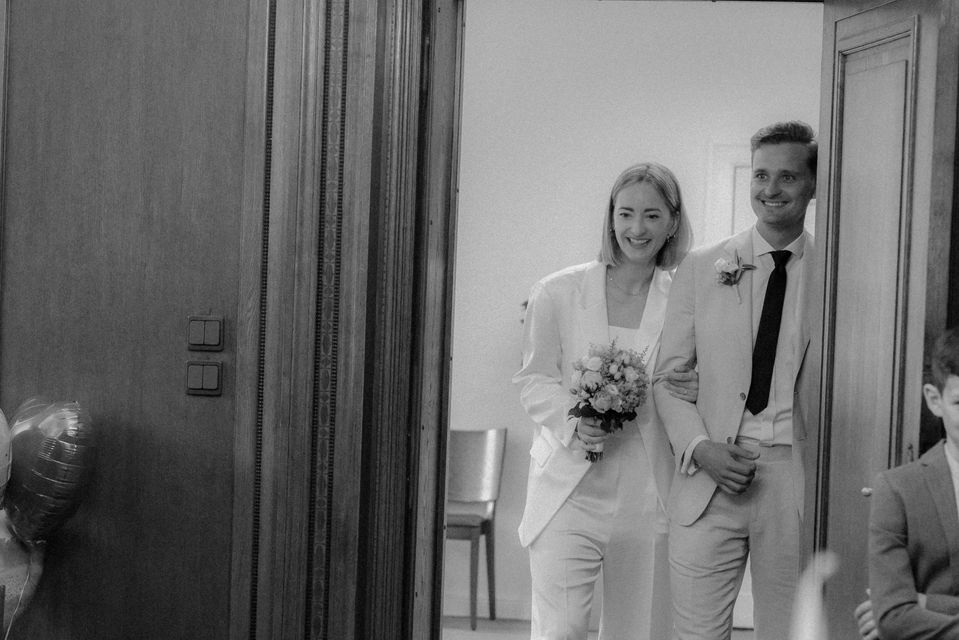 standesamtliche Trauung, intime hochzeit, tiny Wedding, moderne hochzeitsreportage, zeitlose und moderne hochzeitsfotografie, Hochzeitsfotografin berlin, Hochzeitsfotografin Dresden, Hochzeitsfotografin Deutschland, echte hochzeitsfotos, stylische hochzeitsfotos, moderne hochzeitsfotos, freie Trauung, heiraten zu zweit, elopement , moderne schwarz weiß hochzeitsfotos, echte hochzeitsfotos, authentische hochzeitsreportage ,heiraten im berliner dom, elegante hochzeit, elegante hochzeitsfotos, 