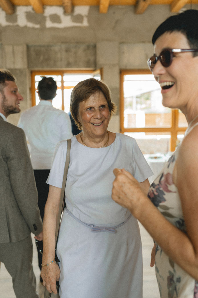 zeitlose hochzeitsfotografie berlin, freie Trauung, echte Hochzeitsreportage berlin, Hochzeitsfotografin berlin, echte hochzeitsfotos berlin, coole Hochzeitsreportage berlin, getting ready berlin