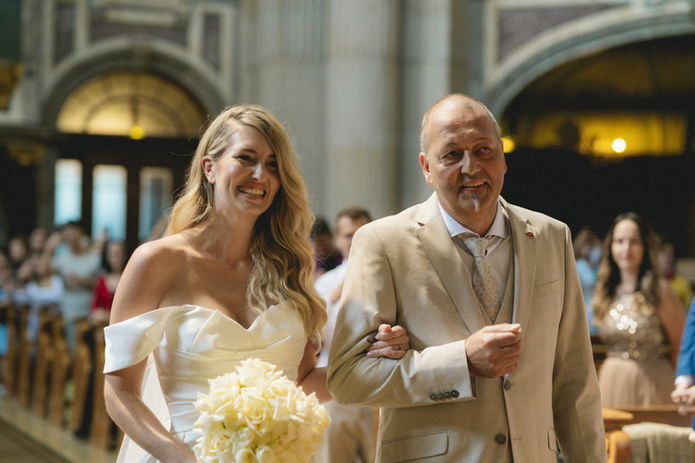 zeitlose hochzeitsfotografie berlin, kirchliche trauungberliner dom, echte Hochzeitsreportage berlin, Hochzeitsfotografin berlin, echte hochzeitsfotos berlin, coole Hochzeitsreportage berlin, getting ready berlin, modernę hochzeitsfotografie berlin, authentische hochzeitsreportage berlin, 