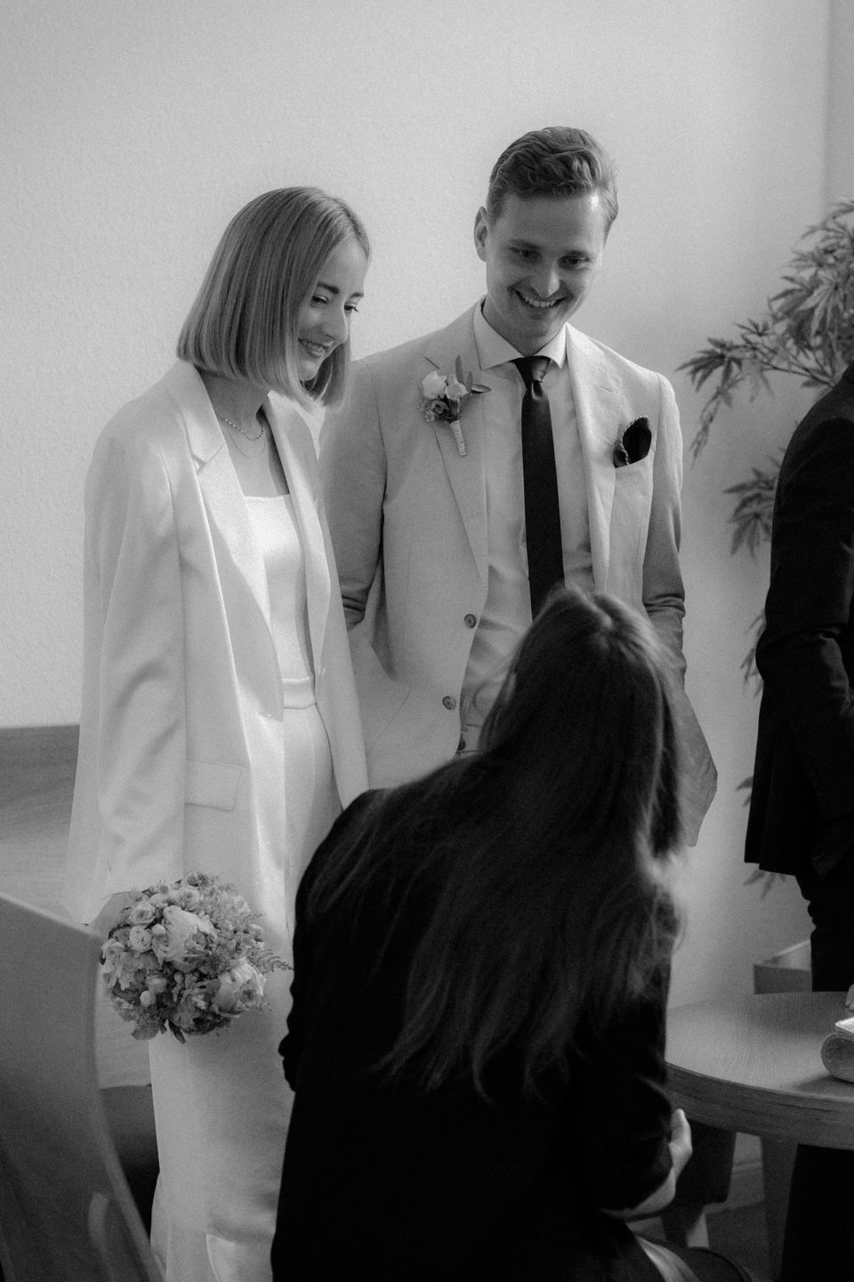 standesamtliche Trauung, intime hochzeit, tiny Wedding, moderne hochzeitsreportage, zeitlose und moderne hochzeitsfotografie, Hochzeitsfotografin berlin, Hochzeitsfotografin Dresden, Hochzeitsfotografin Deutschland, echte hochzeitsfotos, stylische hochzeitsfotos, moderne hochzeitsfotos, freie Trauung, heiraten zu zweit, elopement , moderne schwarz weiß hochzeitsfotos, echte hochzeitsfotos, authentische hochzeitsreportage ,heiraten im berliner dom, elegante hochzeit, elegante hochzeitsfotos, 
