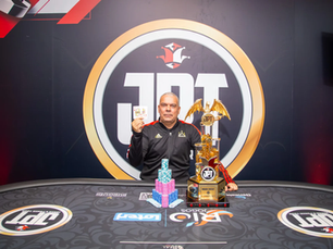 Juninho Bala tem recuperação incrível na mesa final, faz a festa da torcida e é o grande campeão do Main Event do JPT