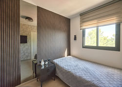 A view of the bedroom