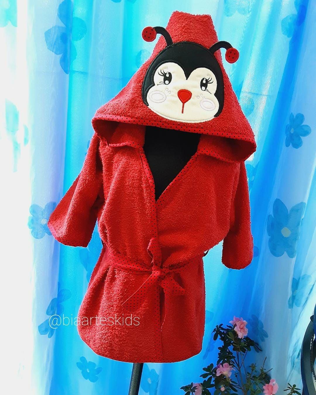 Roupão Infantil com Capuz Joaninha 3D