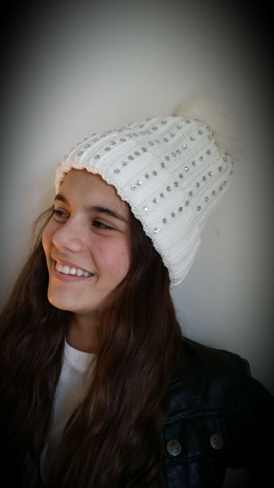 Vit Pom-Pom mössa med prismor