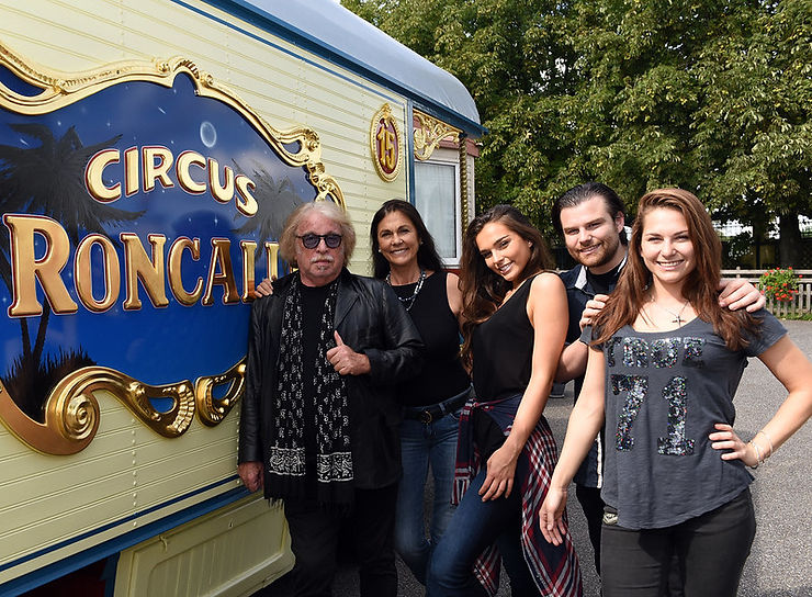 Paul family - Vivian next to her brother Adrian, her sister Lilly, mother Eliane and father Bernhard Paul. (c) Circus Roncalli