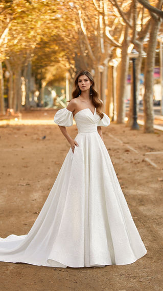 Luna Novias bride wearing the Tunan dress. 